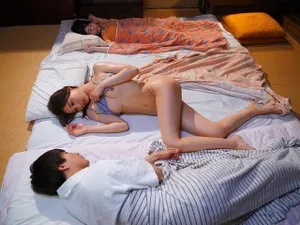 Hai em bé rất hư đang chơi với một con cặc lớn