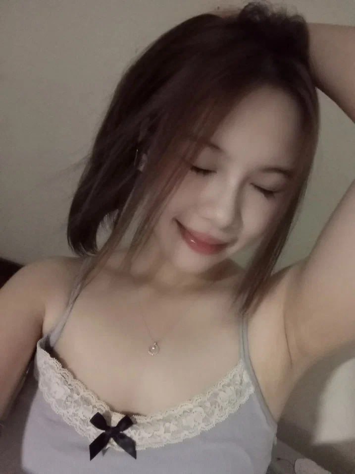Sợ má mất việc, cô con gái phải giúp má chăm sóc tên chủ nhà biến thái
